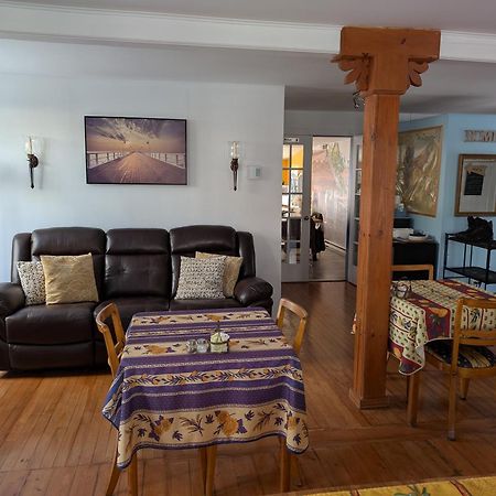 Au Saut Du Lit Bed & Breakfast Magog Екстериор снимка