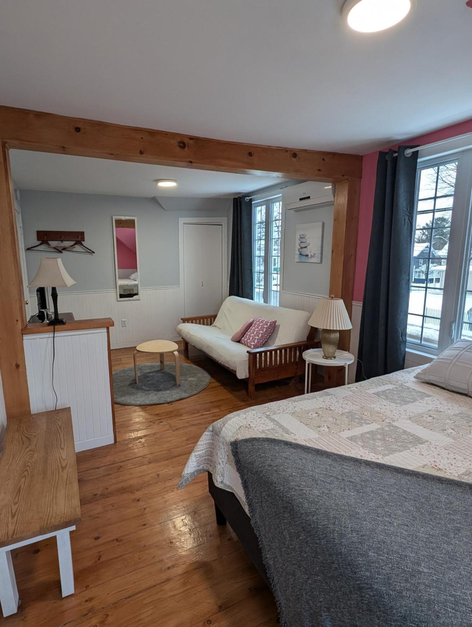 Au Saut Du Lit Bed & Breakfast Magog Екстериор снимка