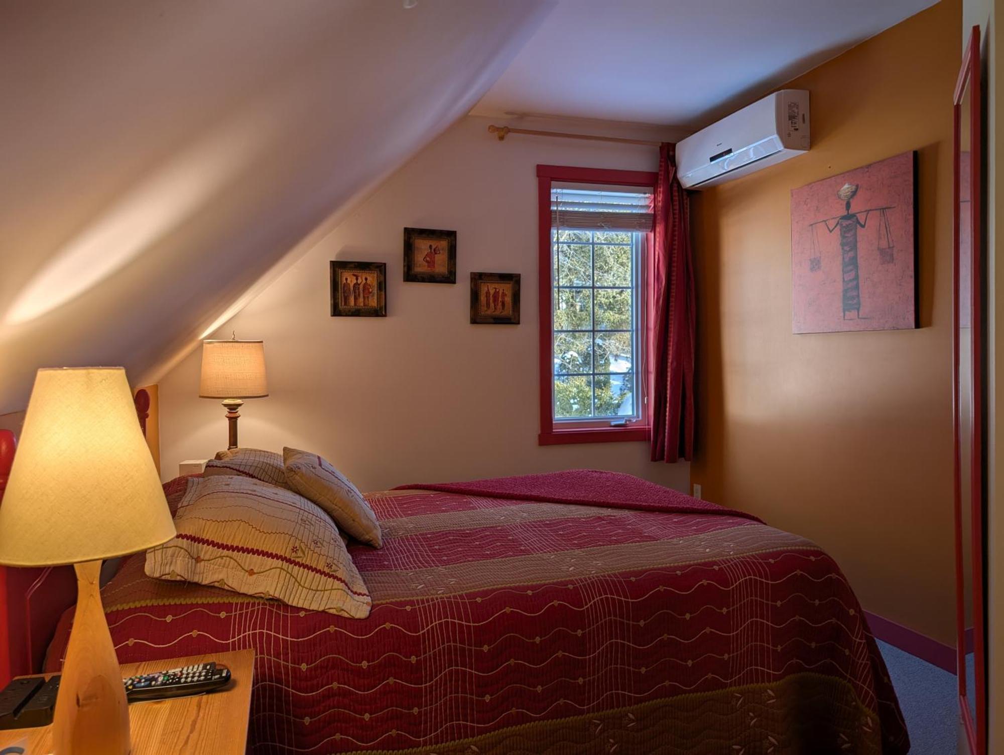 Au Saut Du Lit Bed & Breakfast Magog Екстериор снимка