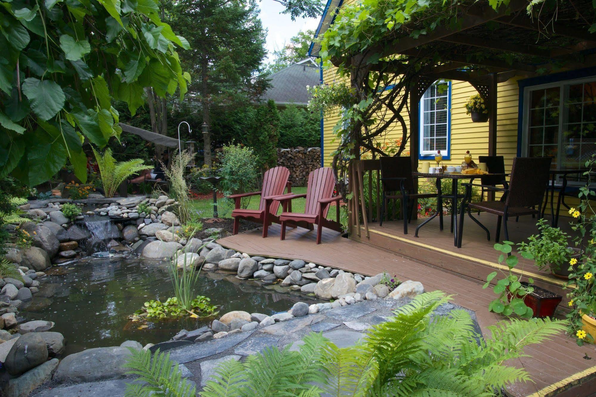 Au Saut Du Lit Bed & Breakfast Magog Екстериор снимка