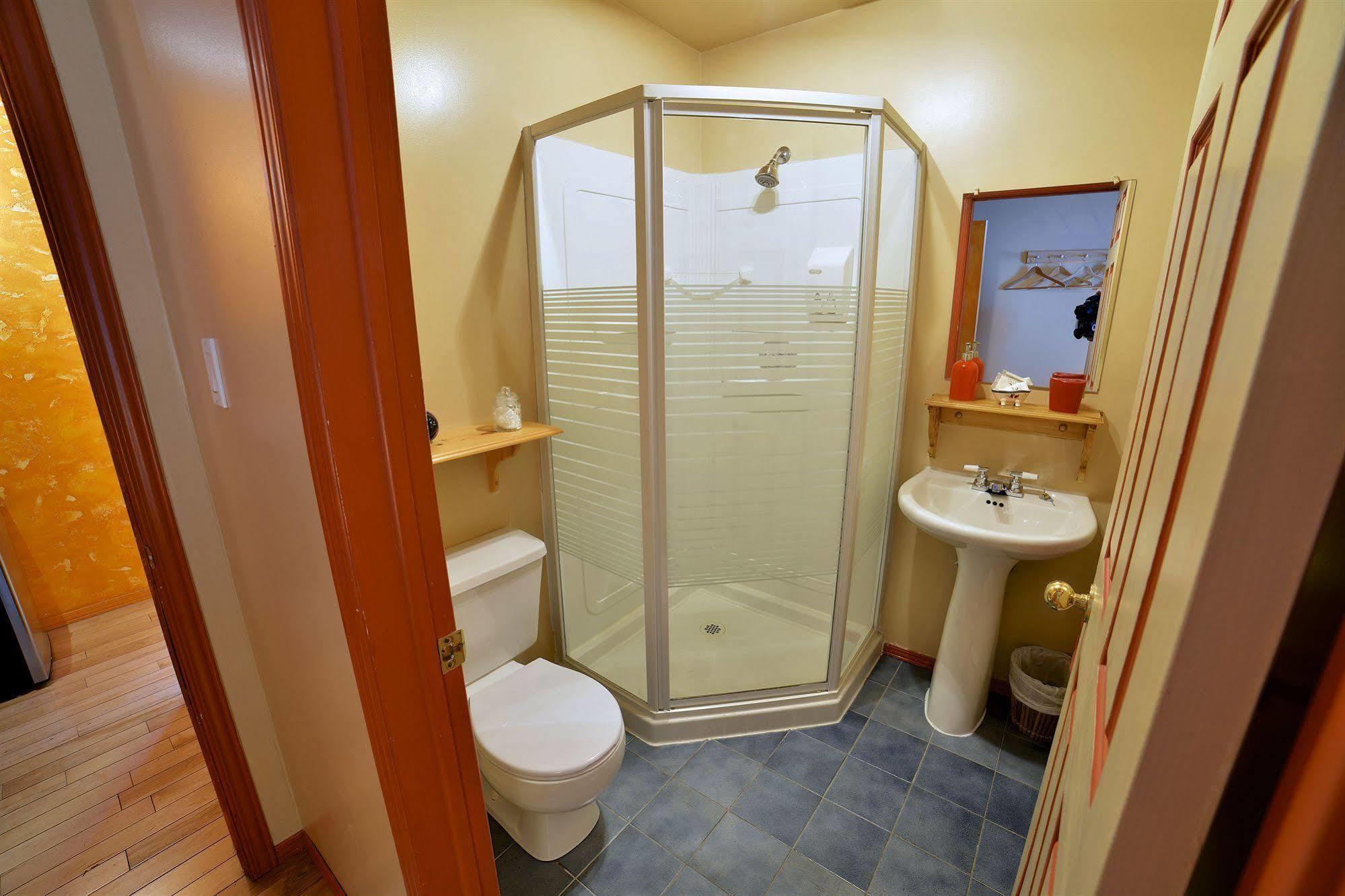 Au Saut Du Lit Bed & Breakfast Magog Екстериор снимка