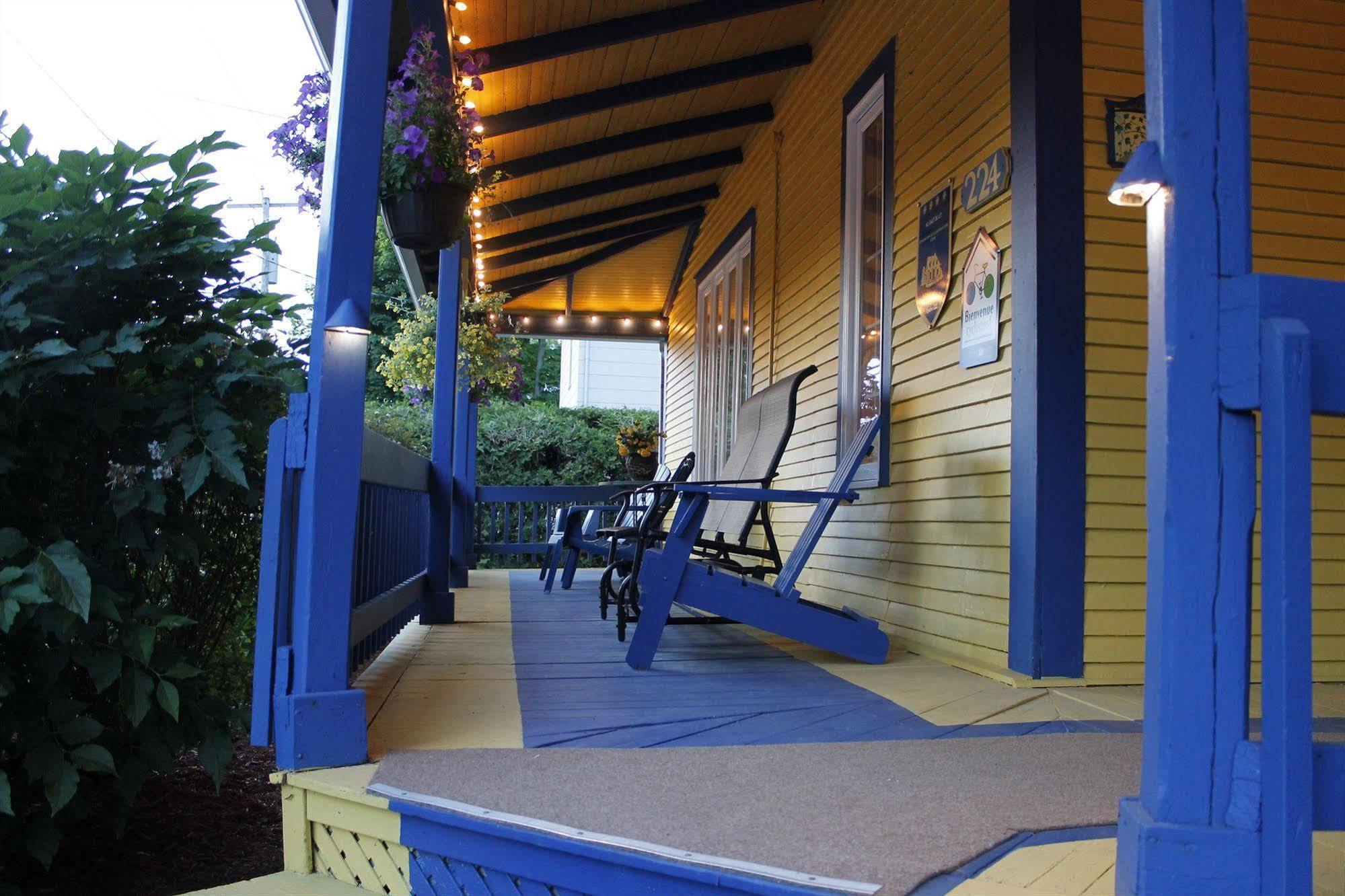 Au Saut Du Lit Bed & Breakfast Magog Екстериор снимка